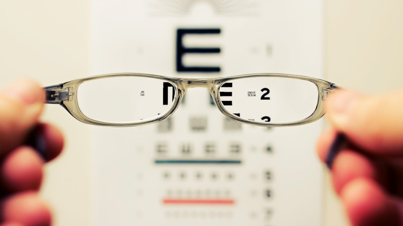 老眼鏡はいつからかけるべき？始めどきの見極め方と後悔しない選び方